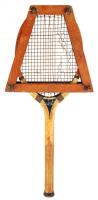 cca 1910 Fából készült Unique teniszütő Kertész Tódor budapesti sportüzletéből, sérült húrral, fa tartóban