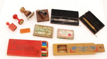 Vegyes régi iroda tétel: körzőkészlet (hiányos), ceruzák, festékpárna, bélyegzők, tolltartó, stb.