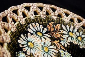 Josef Steidl Znaim fajansz dísztányér, kézzel festett, jelzett, máz hibákkal, d: 31 cm