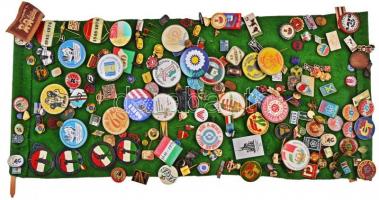 ~100db vegyes magyar és külföldi jelvény tétel jobb darabokkal, textilre szúrva T:vegyes