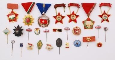 Kis doboznyi vegyes jelvény és kitűző, közte "Ifjúság a Szocializmusért", "Szocialista Brigád", "A Haza Szolgálatáért", egy részük tokban T:vegyes