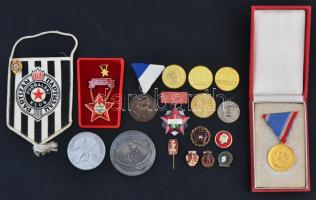 Kis doboznyi vegyes szocialista kitüntetés, jelvény, emlékérem, közte "Kiváló Dolgozó", "Szocialista Brigád" T:vegyes