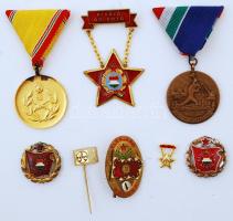 Kis doboznyi vegyes szocialista kitüntetés, jelvény, emlékérem, közte "Árvízvédelemért", "Kiváló Dolgozó", "Szocialista Brigád" T:vegyes