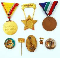 Kis doboznyi vegyes szocialista kitüntetés, jelvény, emlékérem, közte "Árvízvédelemért", &...