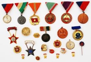 Kis doboznyi vegyes jelvény és kitűző, közte "A Haza Fegyveres Szolgálatában 30 év, 35év" egy részük tokban T:vegyes