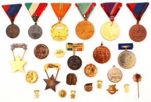 Kis doboznyi vegyes jelvény és kitűző, közte "A Haza Fegyveres Szolgálatában 30 év, 35év" ...