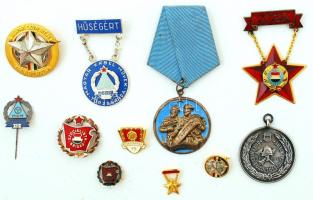 Kis doboznyi vegyes jelvény és kitűző, közte "Magyar Kábel Művek Törzsgárda", "A Kisipari Szövetkezet Kiváló Dolgozója", egy részük tokban T:vegyes