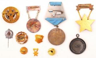 Kis doboznyi vegyes jelvény és kitűző, közte "Magyar Kábel Művek Törzsgárda", "A Kisi...