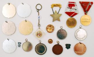 Kis doboznyi vegyes jelvény és kitűző, közte "Honvédelmi Érdemérem 15 év", egy részük tokb...