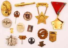 Kis doboznyi vegyes jelvény és kitűző, közte "Önkéntes Rendőr", "Dózsa György Úttörőc...