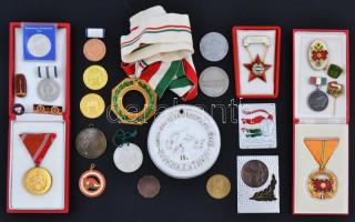 Kis doboznyi vegyes magyar és külföldi kitüntetés, jelvény, emlékérem főleg szocialista darabokkal T:vegyes