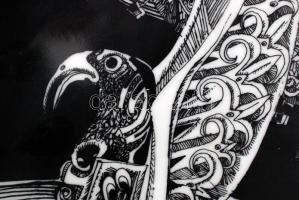 Hollóháza Szász Studió: Érkezés. Szitanyomat, számozott (10/200) porcelán  falitányér, jelzett, hibá...