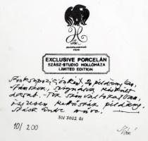 Hollóháza Szász Studió: Érkezés. Szitanyomat, számozott (10/200) porcelán  falitányér, jelzett, hibá...