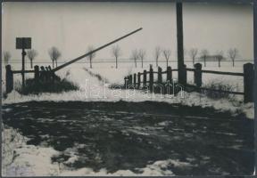 cca 1925 Kerny István (1879-1963): Vasúti sorompó félárbócon, pecséttel jelzett vintage fotóművészeti alkotás, 16x23 cm