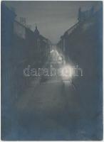 cca 1924 Kerny István (1879-1963): Éjszakai utcakép Budapesten, pecséttel jelzett vintage fotóművészeti alkotás, 15,5x11 cm