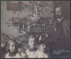 cca 1913 Kerny István (1879-1963) és leányai karácsony este, hideg pecséttel jelzett vintage fotó, 8x10 cm