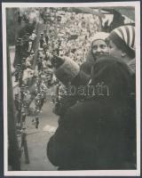 cca 1933 Kinszki Imre (1901-1945): Vásárban, pecséttel jelzett vintage fotóművészeti alkotás, 14x11 cm