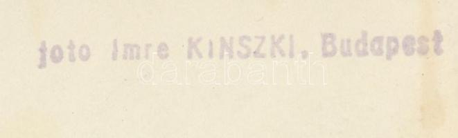 cca 1933 Kinszki Imre (1901-1945): Vásárban, pecséttel jelzett vintage fotóművészeti alkotás, 14x11 ...