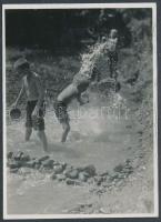 cca 1936 Kinszki Imre (1901-1945): Játék a Rákos patakban, jelzés nélküli vintage fotóművészeti alkotás a szerző hagyatékából, 8x5,5 cm
