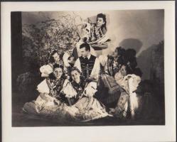 1941 Dr. Asbóth Ede vezette magyar balett együttes Argentínában turnézott, fotó a fellépőkről és hozzáadva egy újságcikk másolatot a "Délamerikai Magyar Élet"-ből, 21x25 cm