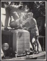 cca 1950 Tiszavölgyi József: Hűtővíz pótlás, pecséttel jelzett vintage fotó, 12x9 cm