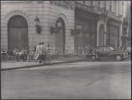 cca 1953 Budapest, Vörösmarty tér, jelzetlen kép Kotnyek Antal (1921-1990) fotóriporter hagyatékából, 18x24 cm