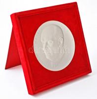 NDK 1957. "Ernst Thälmann 1886-1944" porcelán plakett díszdobozban. Szign.: Bruno Eyermann...