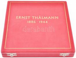 NDK 1957. "Ernst Thälmann 1886-1944" porcelán plakett díszdobozban. Szign.: Bruno Eyermann...