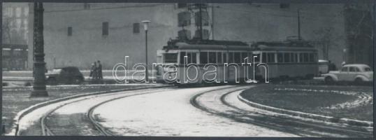 cca 1950 Réti Pál (1918-1989) pecséttel jelzett, vintage fotója a 49-es villamosról, 8,5x23,5 cm