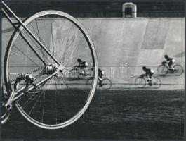 cca 1980 Gebhardt György (1910-1993): Kerékpár verseny, jelzetlen vintage fotóművészeti alkotás a szerző hagyatékából, 18x24 cm