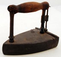 Régi öntöttvas szenes vasaló, sérült,/ Vintage coal iron, 16×20 cm