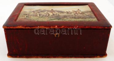Régi, bőr borítású fa doboz, tetején lovas vadászjelenetet ábrázoló képpel, 29,5×22×10,5 cm