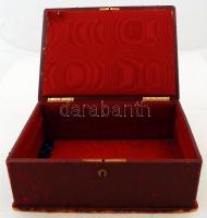 Régi, bőr borítású fa doboz, tetején lovas vadászjelenetet ábrázoló képpel, 29,5×22×10,5 cm