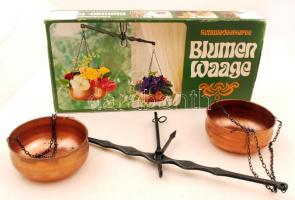 Mérleg alakú virágtartó, réz serpenyőkkel, saját dobozában