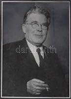 cca 1950 Gábor Andor (1884-1953) író, költő, publicista portréja, a háttéren retus, 18x13 cm