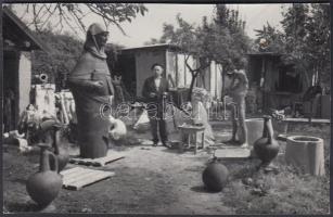 cca 1970 Gondos József (1909-1987) szobrászművész udvari műtermében, Tiszavölgyi József felvétele, pecséttel jelzett és feliratozott kép, 9x13 cm