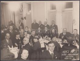 1939 Hercz Lajos (1874-1961) szalámi gyáros 30 éves jubileumának emlékére rendezett vacsora résztvevői, 18x23 cm