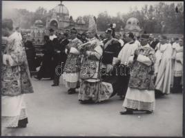 1938 Pacelli bíboros(későbbi XII. Pius pápa) az Eucharisztikus kongresszuson Budapesten, feliratozott kép Bojár Sándor (1914-2000) fotóriporter hagyatékából, 9x12 cm