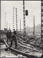 cca 1960 Zsigri Oszkár: Pályamunkások a 2-es villamos vonalán, feliratozott kép a szerző hagyatékából, 24x18 cm