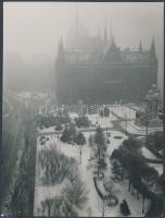 cca 1940 Haár Ferenc (1908-1997): Budapest, Kossuth tér télen, pecséttel jelzett vintage fotó, 23x17,5 cm