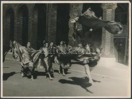 1933 Liebmann Béla (1899-1996): Szentpál Olga tánc csoportjának tagjai a szegedi Dóm téren, feliratozott vintage kép a Szentpál iskola archívumából, sarkán törésnyom,18x24 cm