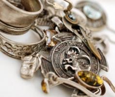 Vegyes ékszer tétel: ezüst (Ag.) gyűrűk, nyakláncok, fülbevalók, berakásokkal, br. 61,35 g