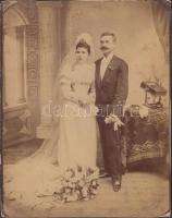 1890 Dr. Fleyner Mór kaposvári ügyész, ügyvéd és Rosenthal Vilma főügyész esküvői, műtermi fényképe, feliratozva, 27x21 cm, kartonra kasírozva