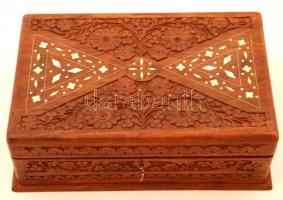 Gazdagpon faragott, intarziás fa doboz, benne sok bizsu tétellel
