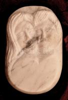 NF jelzéssel: Fiatal pár, fa foglalatban márvány plasztika, 38,5×19×5,5 cm