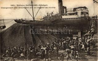 Senegal, Chargement des Arachides sur un vapeur en riviere / loading of a peanut shipment