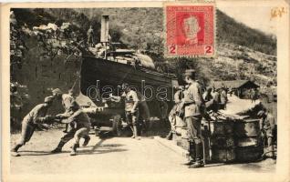 1916 Unser Pioniere schaffen Motorboote in den Skadar / Skodra See; Verlag Welt-Press-Photo / K.u.K. soldiers transporting a motor boat