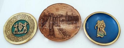 9 darabos judaika tétel: 1 db díszes fa falitányér, 2 db díszes réz falitányér, 1 db könyvjelző, 1 d...