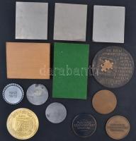 14db vegyes magyar és külföldi plakett, többségében a szocialista időszakból, legtöbb tokban, közte ...