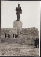 cca 1950 Bp., Felvonulási tér (Ötvenhatosok tere), A Sztálin szobor és őrsége, 13x18 cm